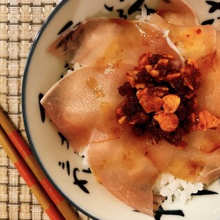 生ハムと食べるラー油で簡単丼！